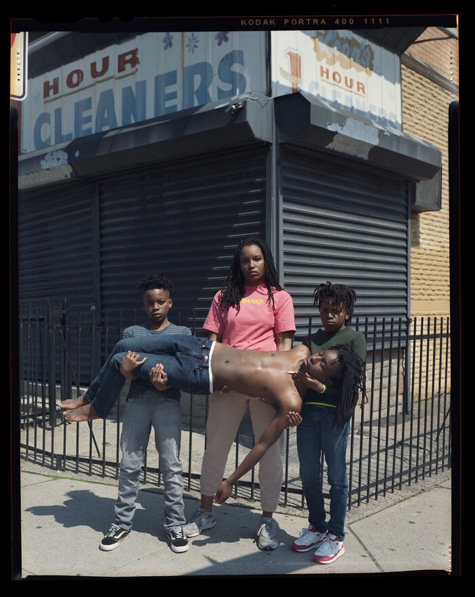 Ce photographe a mis en scène des mères noires avec leurs fils « décédés » pour protester contre la violence policière