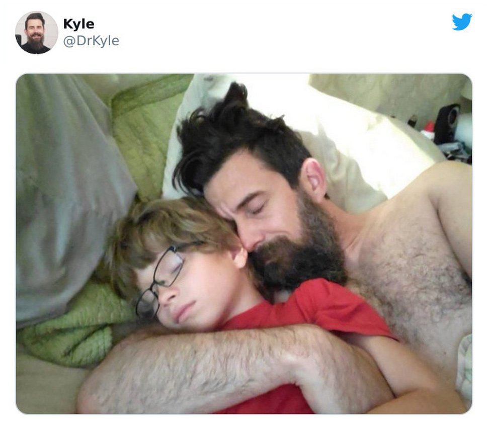 Des trolls ont qualifié de « perverse » une photo de Joe Biden et son fils, alors des gens ont partagé des photos similaires pour leur faire honte