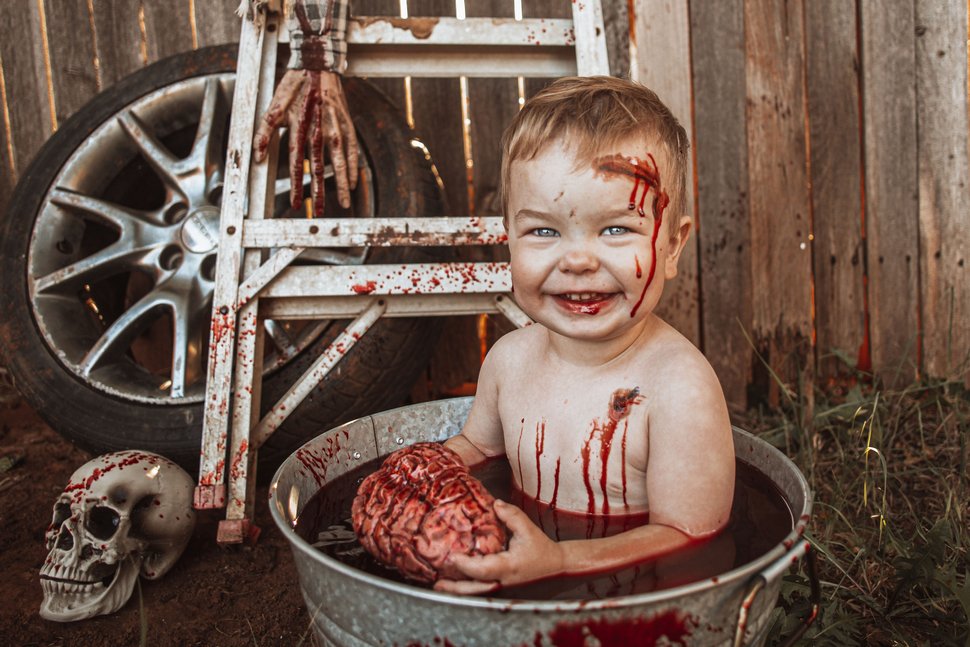 Une mère réalise une séance photo de zombie avec son bébé pour Halloween, mais elle est critiquée par d’autres parents