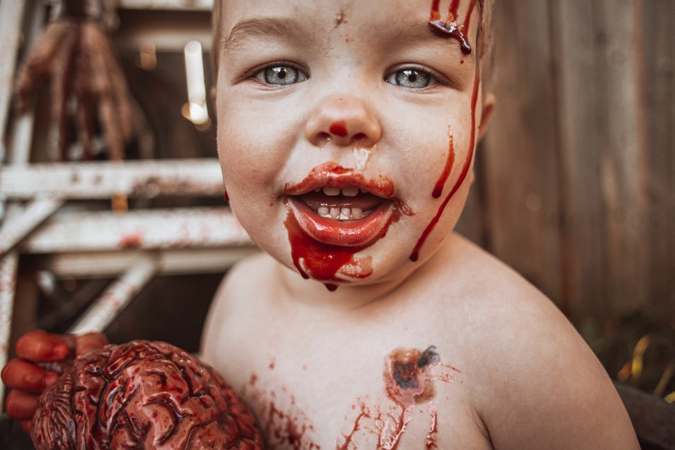 Une mère réalise une séance photo de zombie avec son bébé pour Halloween, mais elle est critiquée par d’autres parents