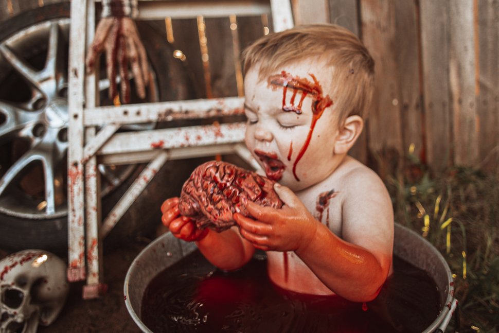 Une mère réalise une séance photo de zombie avec son bébé pour Halloween, mais elle est critiquée par d’autres parents