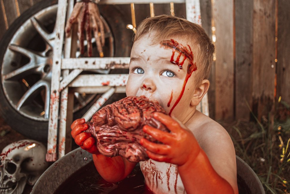 Une mère réalise une séance photo de zombie avec son bébé pour Halloween, mais elle est critiquée par d’autres parents