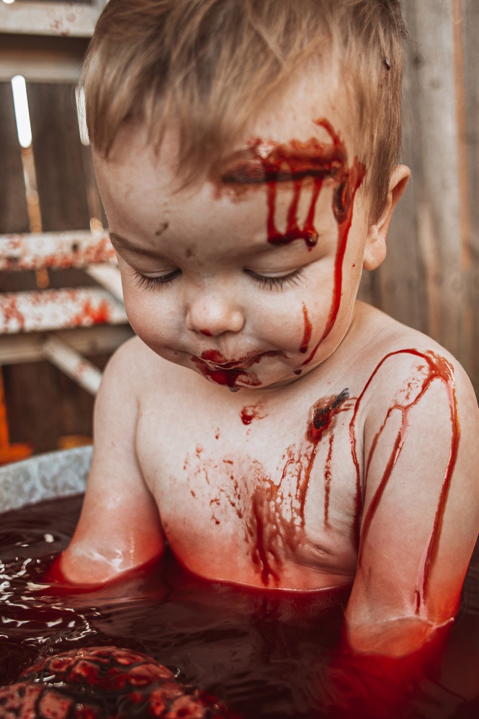 Une mère réalise une séance photo de zombie avec son bébé pour Halloween, mais elle est critiquée par d’autres parents