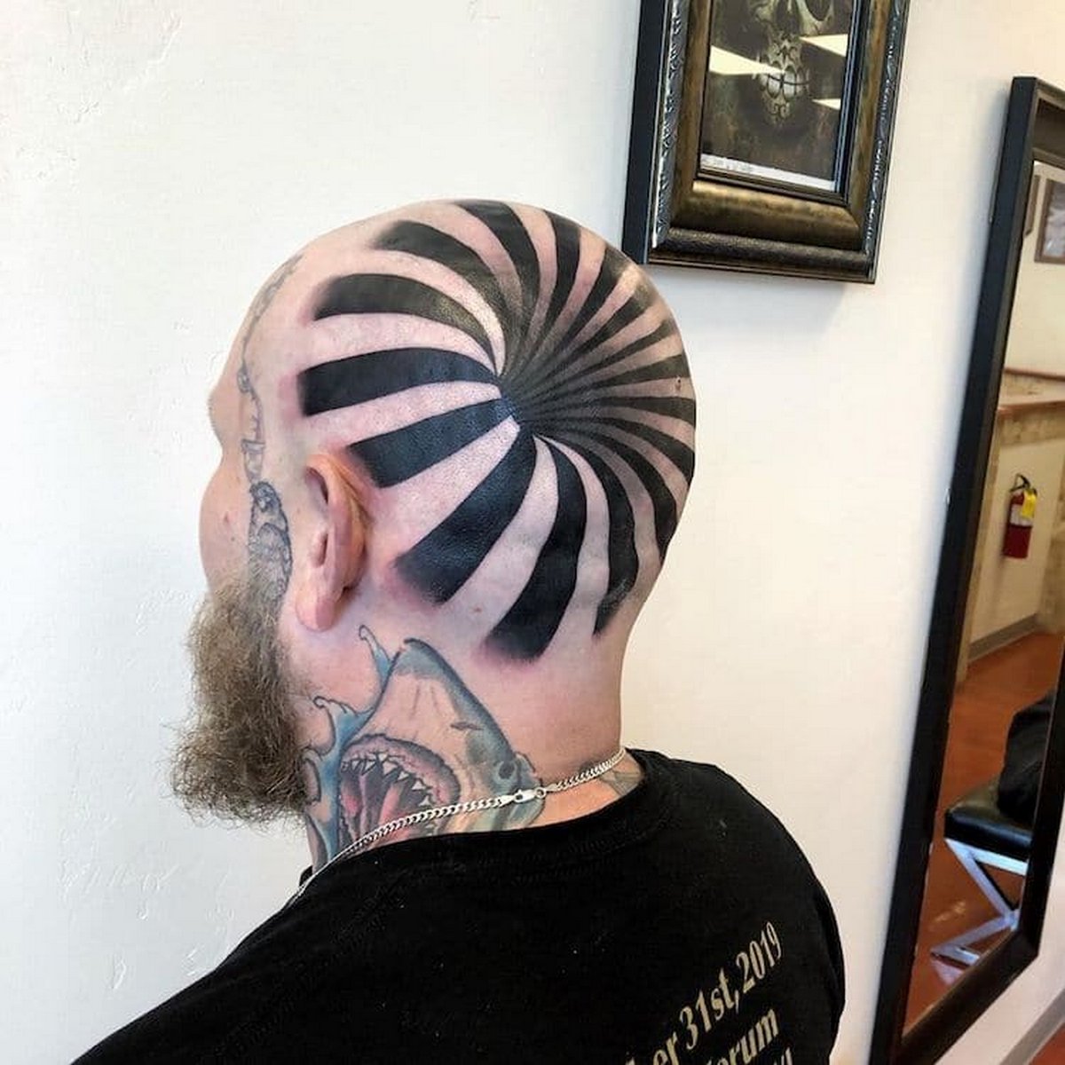 Cet incroyable tatouage 3D donne l’impression que cet homme a un trou dans la tête