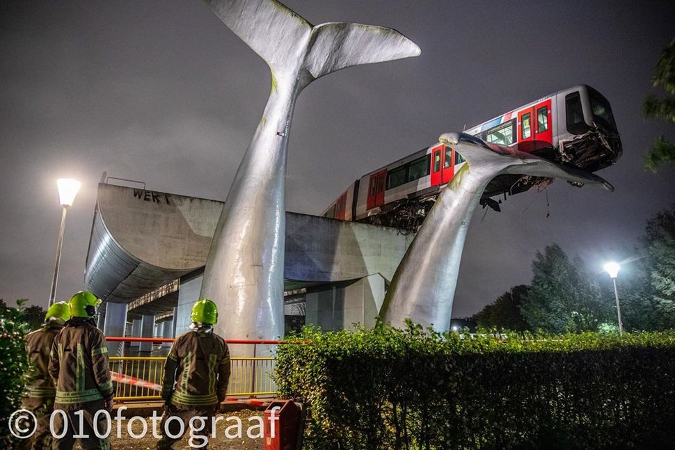 Un train fracasse une barrière et se pose sur une sculpture de baleine géante aux Pays-Bas