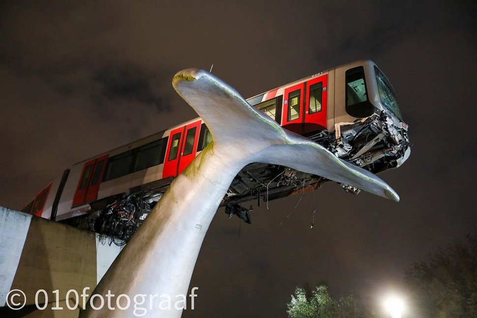 Un train fracasse une barrière et se pose sur une sculpture de baleine géante aux Pays-Bas