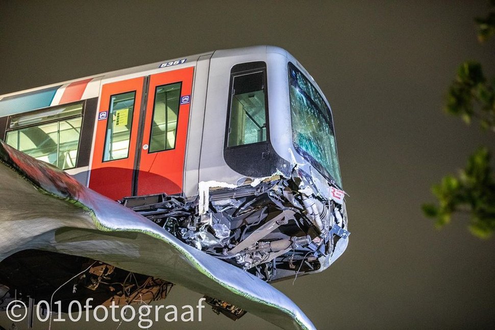 Un train fracasse une barrière et se pose sur une sculpture de baleine géante aux Pays-Bas