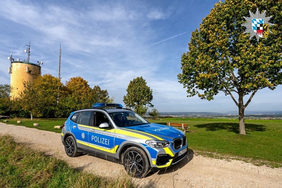 Ce chien qui s’est échappé de chez lui ne peut pas croire qu’il vient d’être « arrêté » par la police