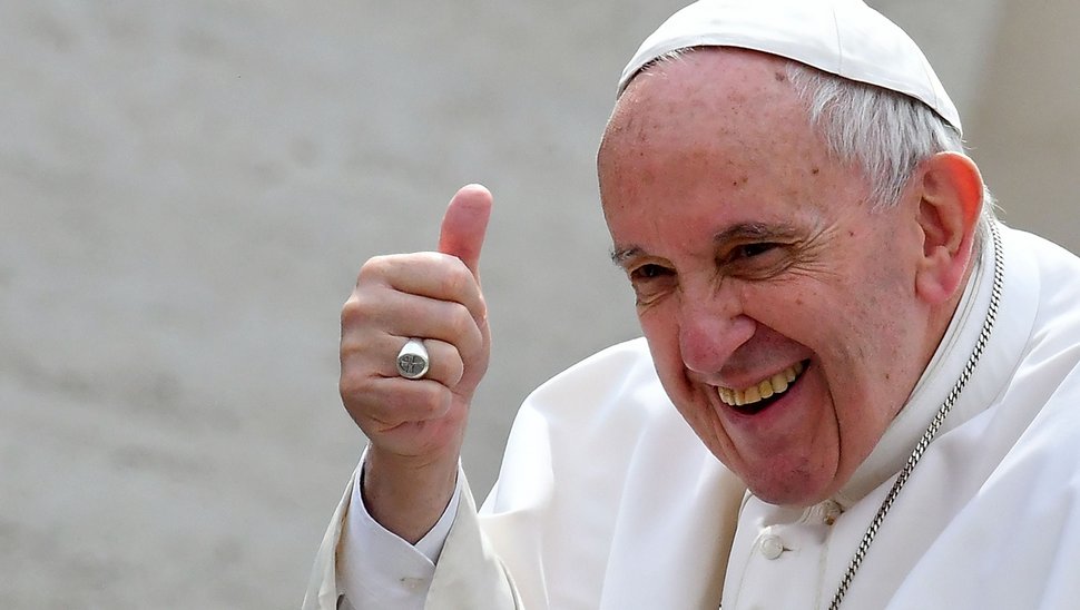 Le compte Instagram du pape François a été surpris à aimer la photo d’une mannequin