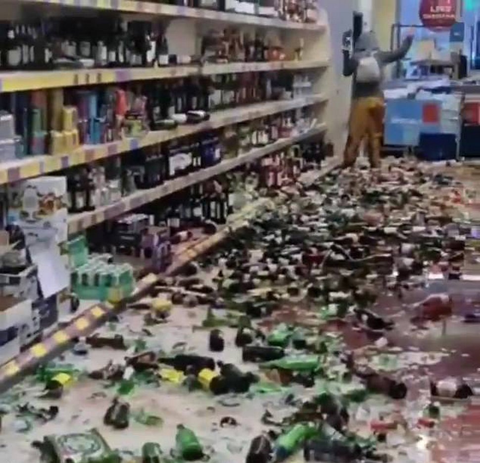 Une femme fracasse des centaines de bouteilles d’alcool alors qu’elle se déchaîne dans un supermarché