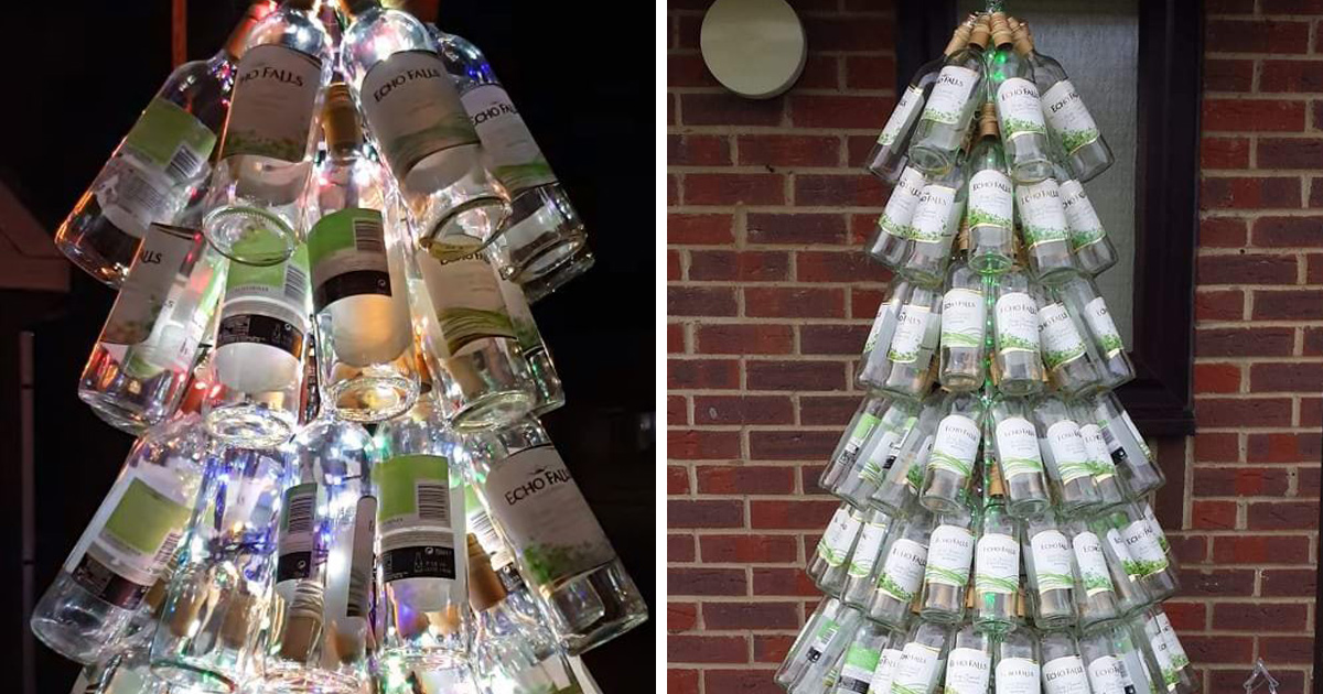 Une maman présente son sapin de Noël fait entièrement de bouteilles de vin vides