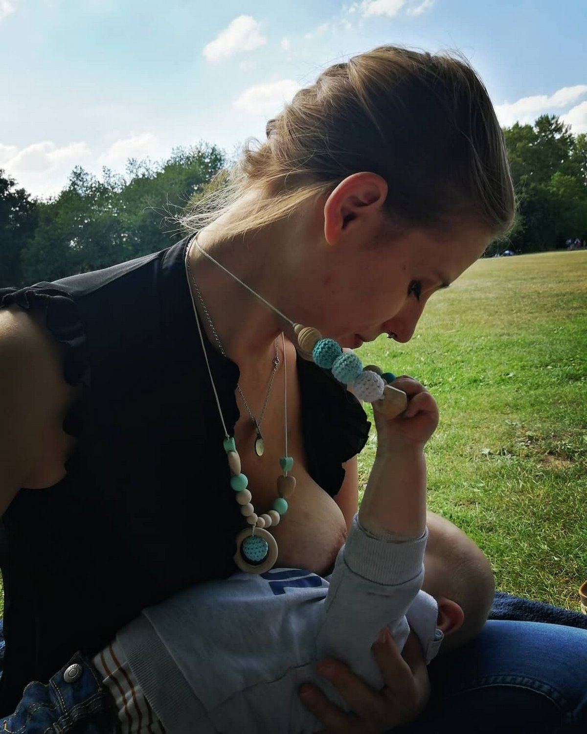 Des mamans publient des photos d’elles allaitant en public pour défendre leur liberté