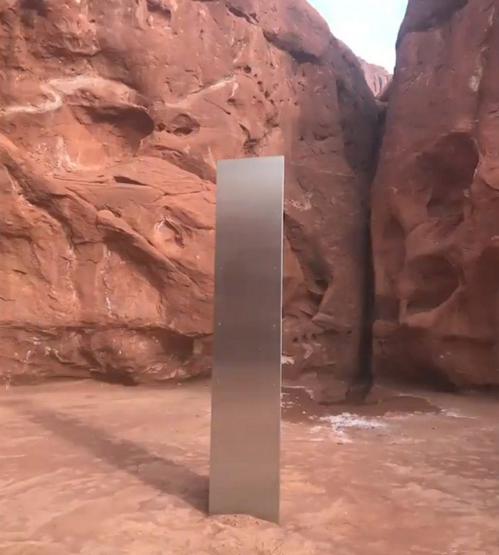 Un équipage d’hélicoptère découvre un monolithe géant en métal dans une zone désertique isolée
