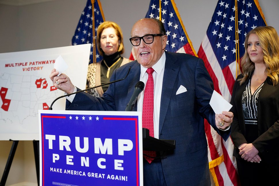 De la teinture pour cheveux coule sur le visage de Rudy Giuliani lors d’une conférence de presse déchaînée