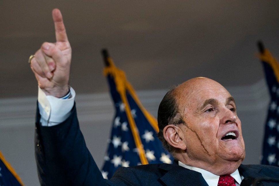 De la teinture pour cheveux coule sur le visage de Rudy Giuliani lors d&#8217;une conférence de presse déchaînée