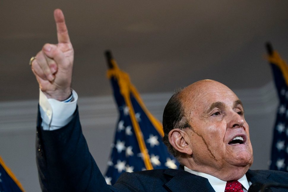 De la teinture pour cheveux coule sur le visage de Rudy Giuliani lors d’une conférence de presse déchaînée