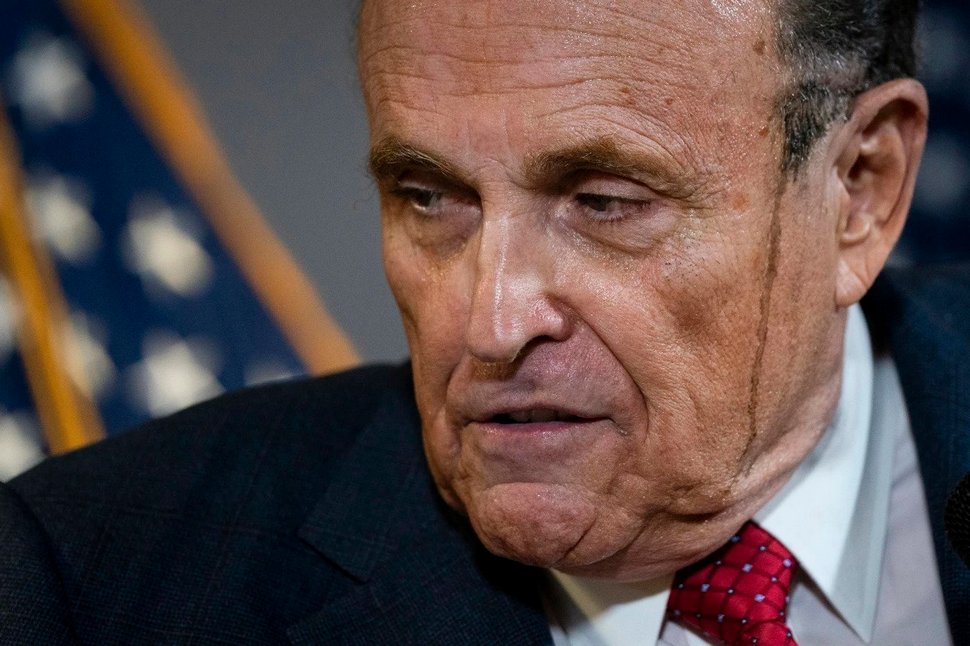 De la teinture pour cheveux coule sur le visage de Rudy Giuliani lors d&#8217;une conférence de presse déchaînée