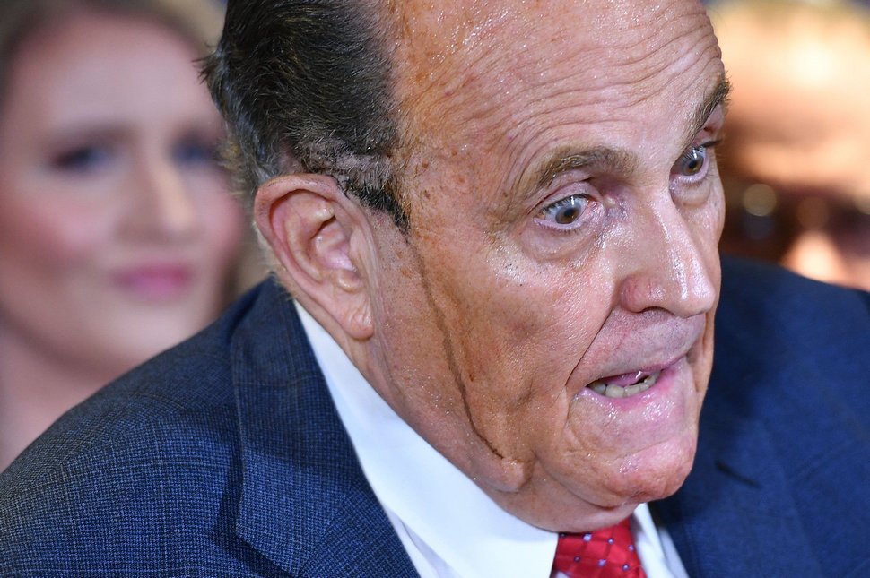 De la teinture pour cheveux coule sur le visage de Rudy Giuliani lors d’une conférence de presse déchaînée