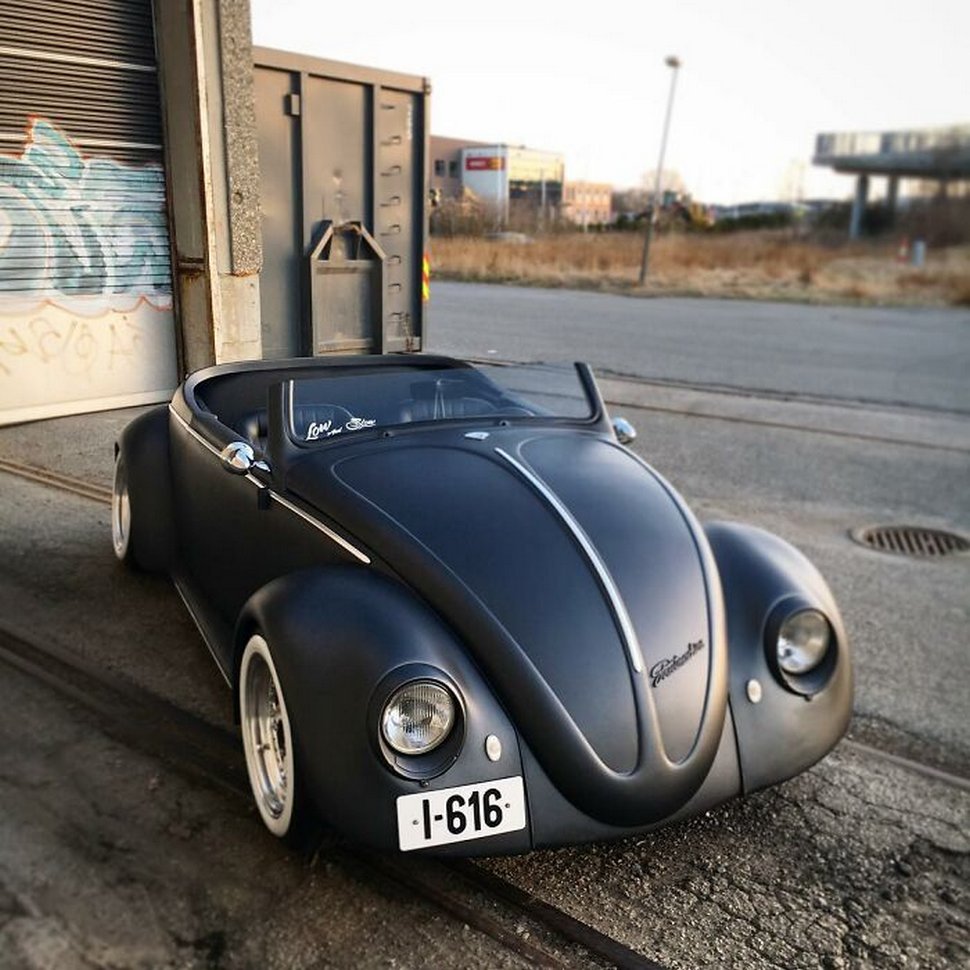Cet homme a transformé une Volkswagen Coccinelle de 1961 en une décapotable noir mat