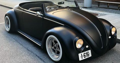 Cet homme a transformé une Volkswagen Coccinelle de 1961 en une décapotable noir mat