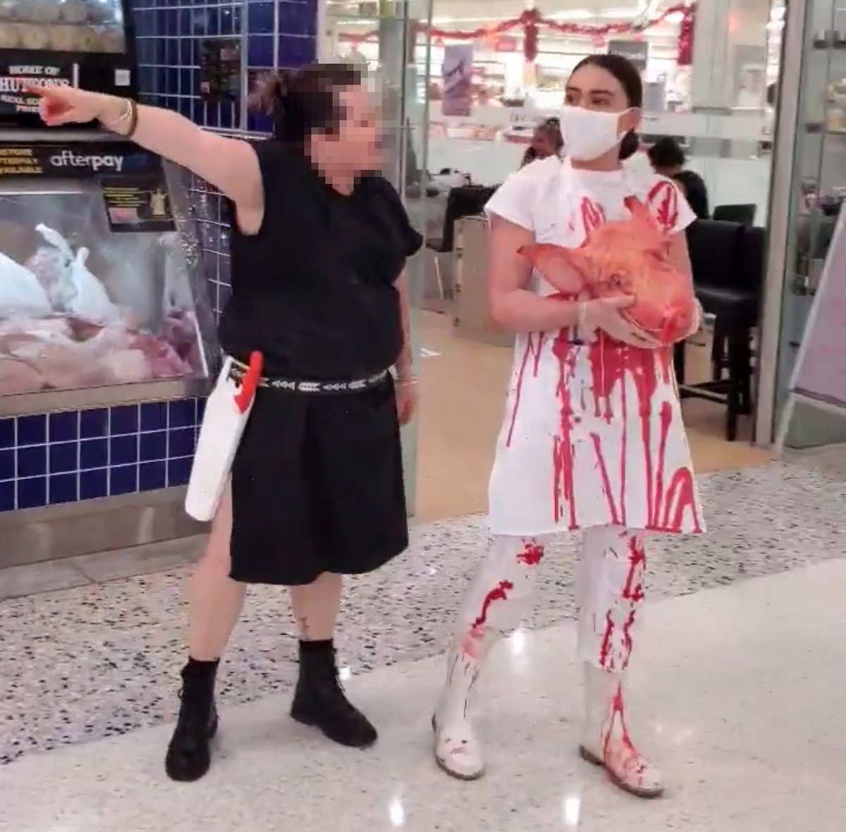 Une bouchère affronte une militante végan dans un centre commercial