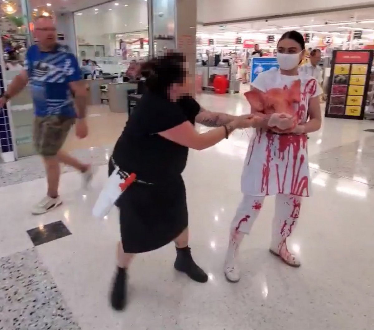 Une bouchère affronte une militante végan dans un centre commercial