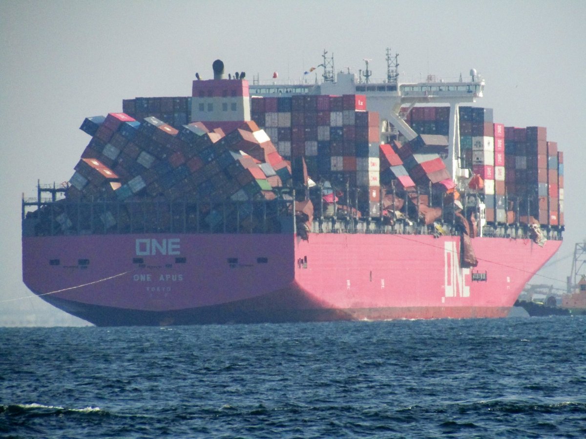 Un cargo perd près de 2 000 conteneurs par-dessus bord lors d’une tempête