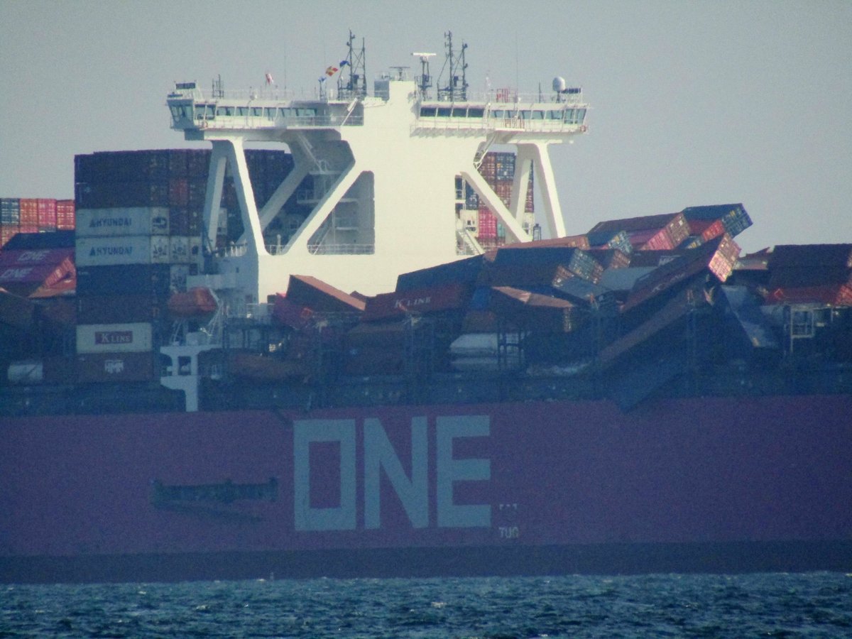 Un cargo perd près de 2 000 conteneurs par-dessus bord lors d’une tempête
