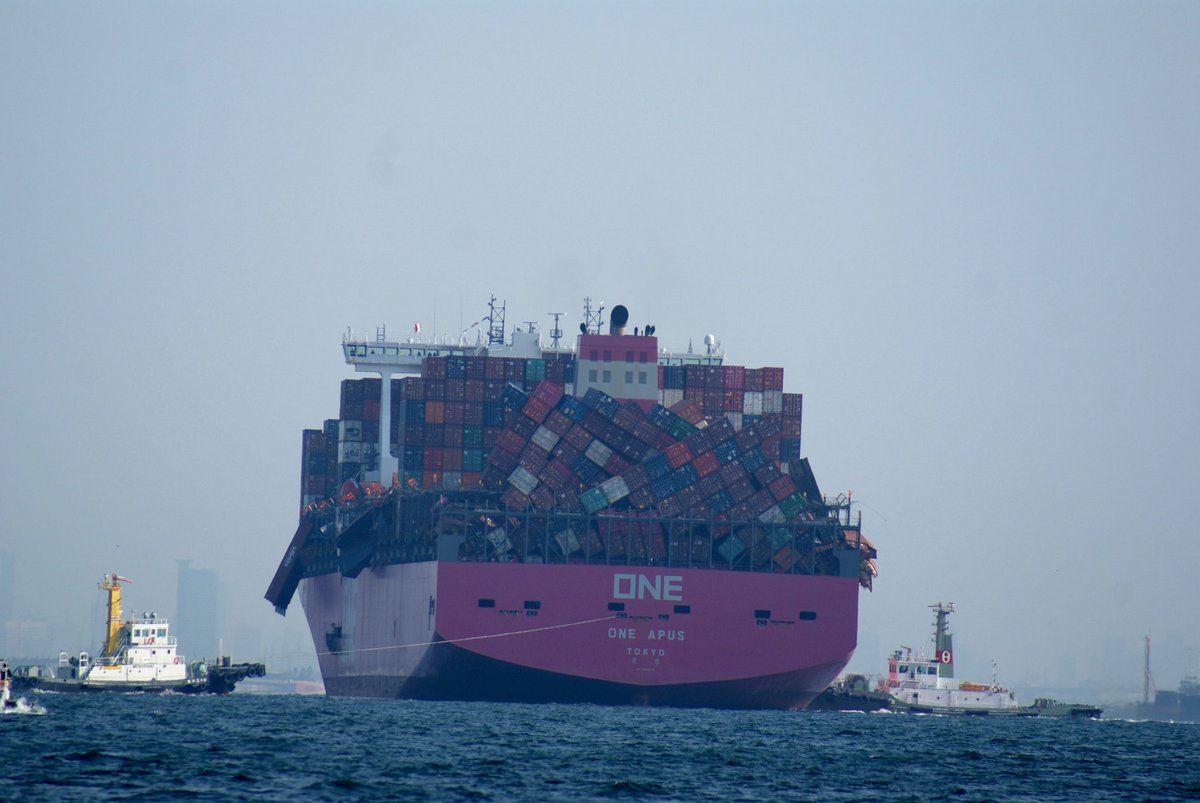 Un cargo perd près de 2 000 conteneurs par-dessus bord lors d’une tempête
