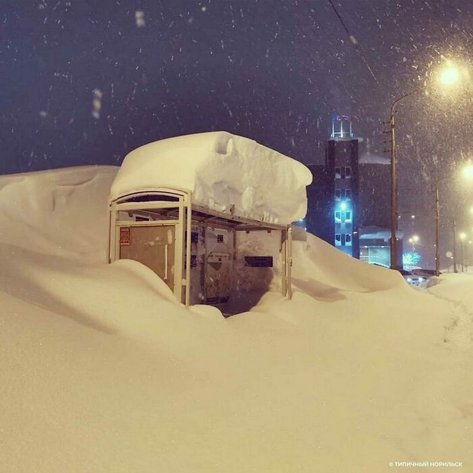 La ville la plus froide de Russie a reçu deux mois de neige en 5 jours seulement et les photos sont surréalistes