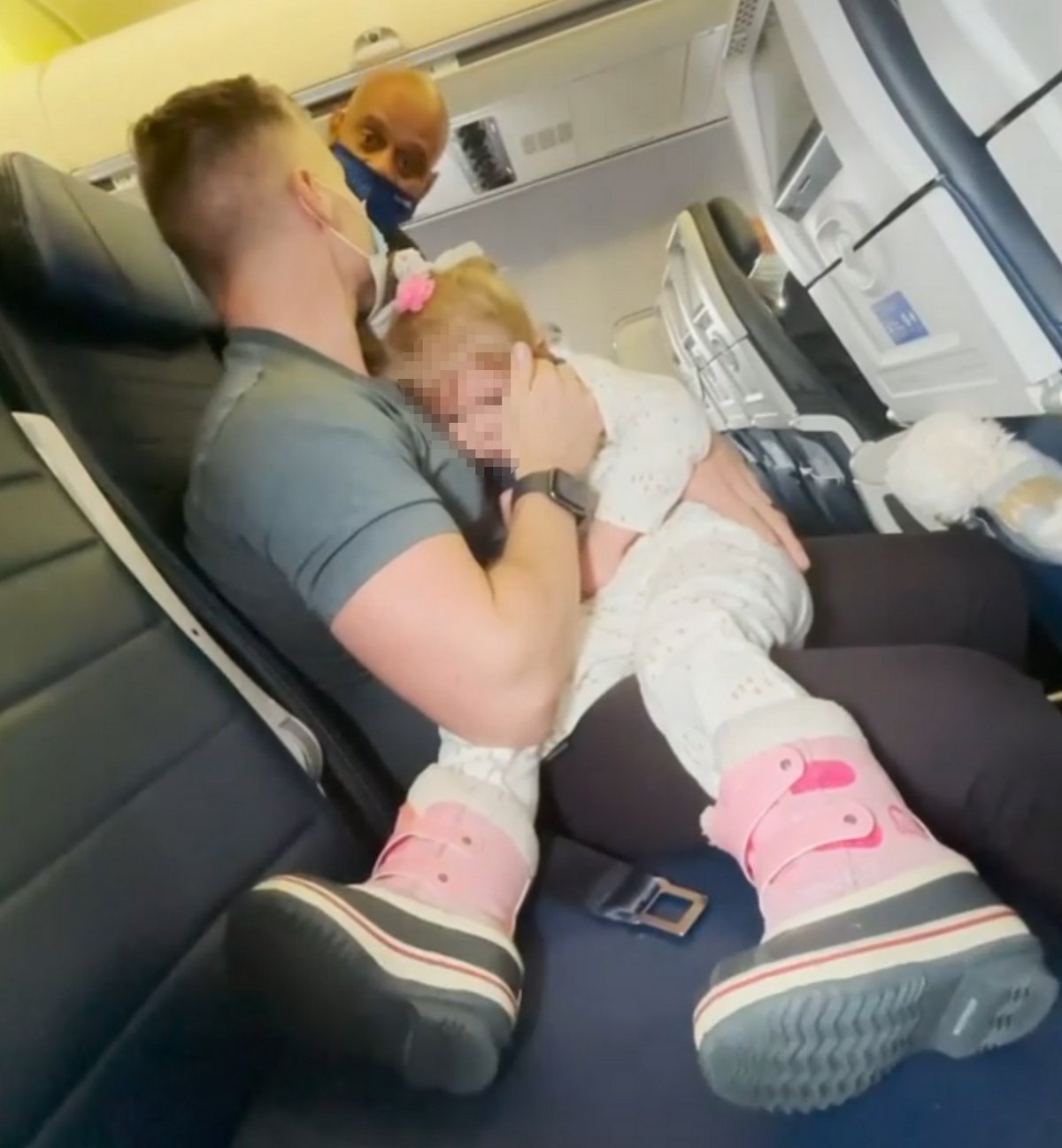 Un couple part sans sa fille après qu’on lui a dit de porter un masque dans l’avion