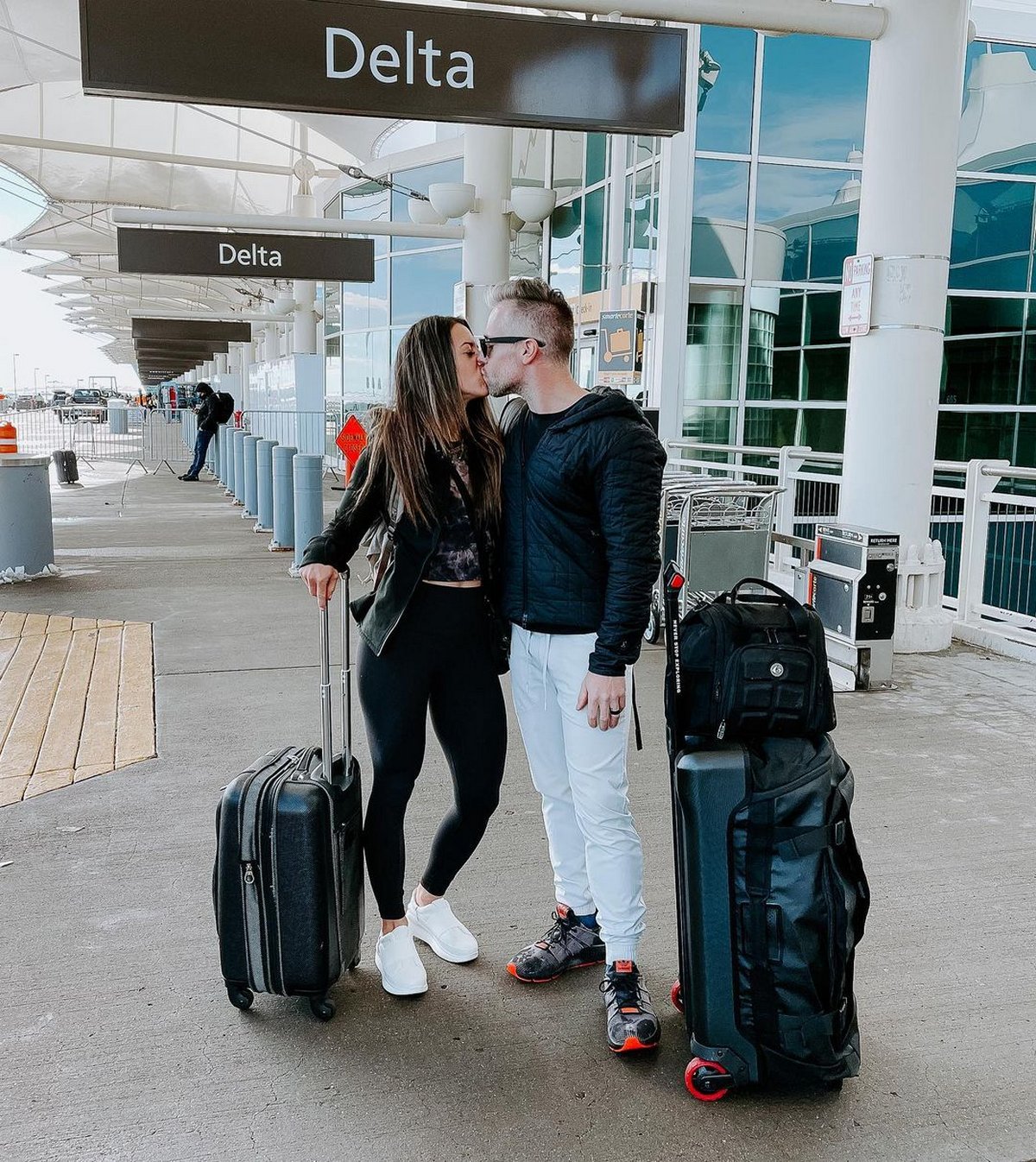 Un couple part sans sa fille après qu’on lui a dit de porter un masque dans l’avion