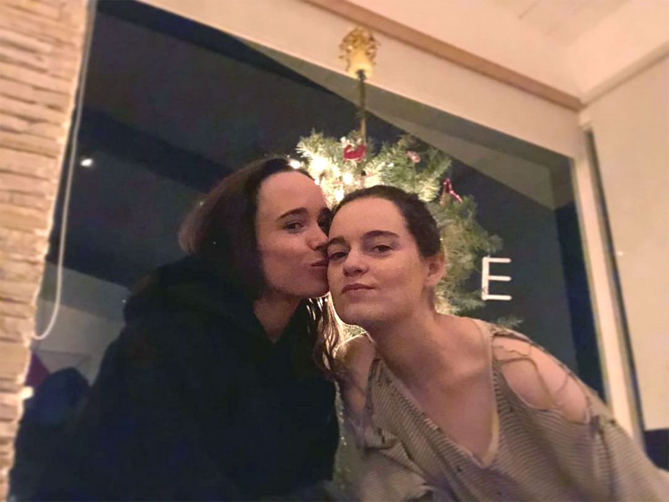 La femme d’Elliot Page dit qu’elle est fière du coming out trans de la star
