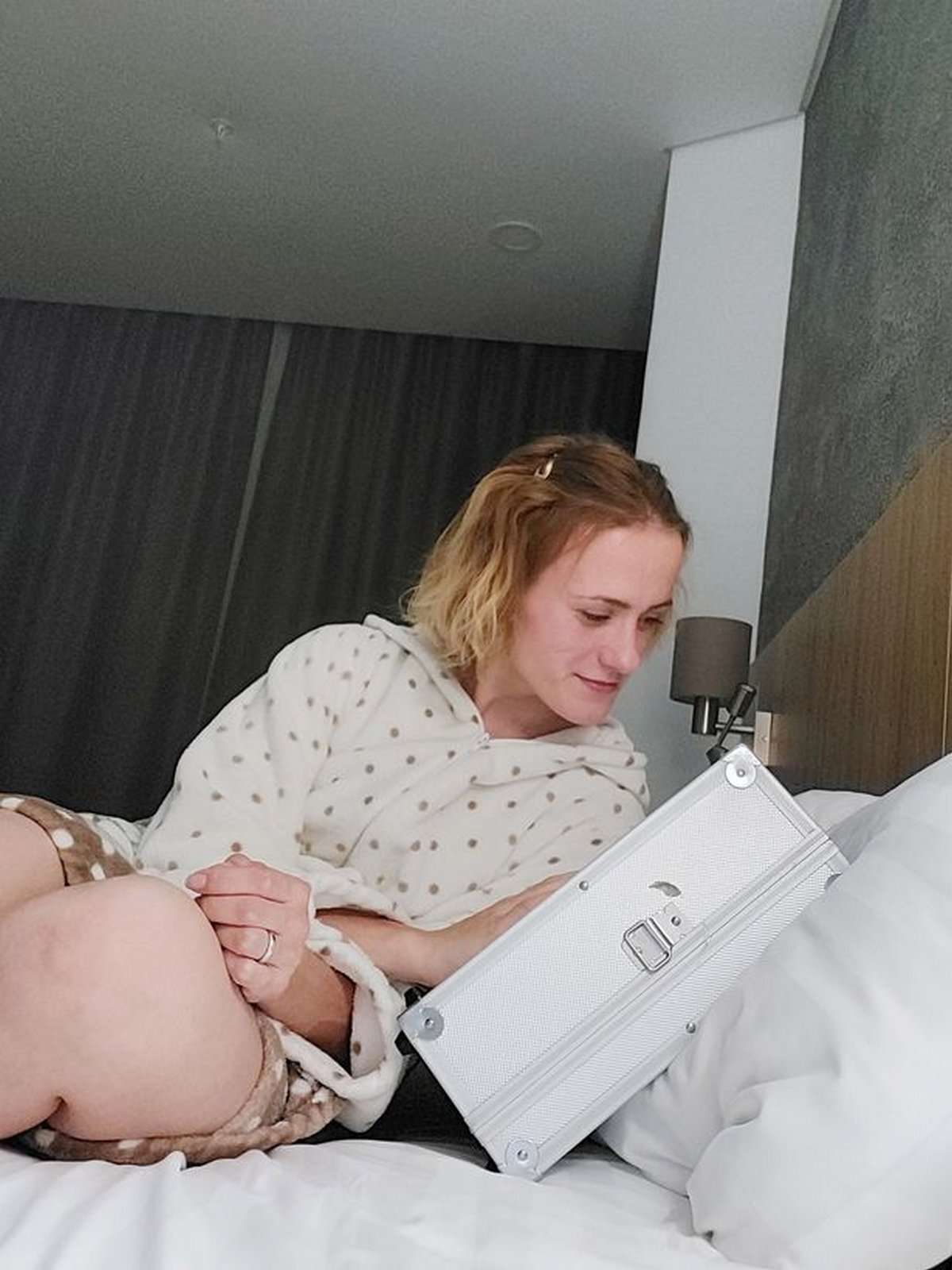 Cette femme qui est attirée sexuellement par les objets a épousé une mallette