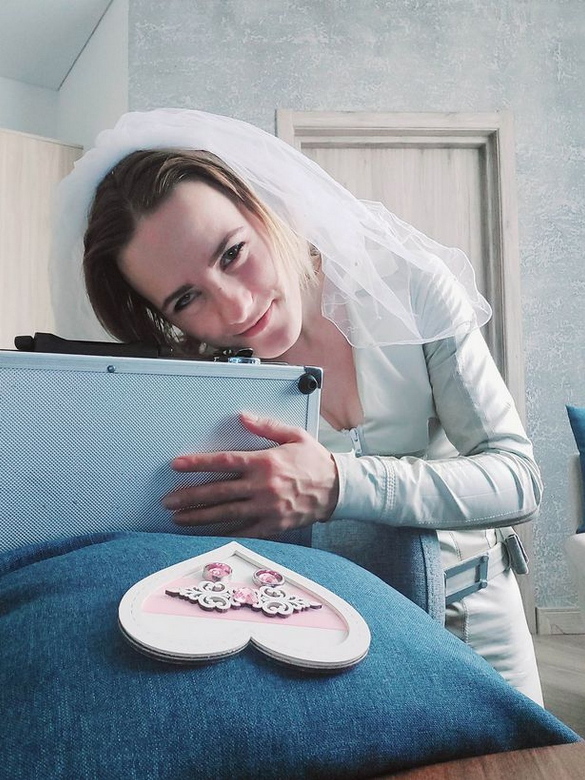 Cette femme qui est attirée sexuellement par les objets a épousé une mallette