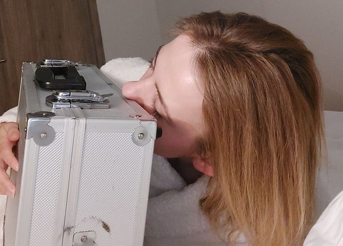 Cette femme qui est attirée sexuellement par les objets a épousé une mallette