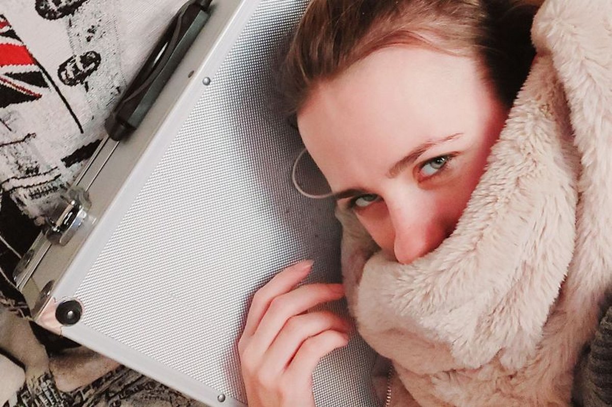 Cette femme qui est attirée sexuellement par les objets a épousé une mallette