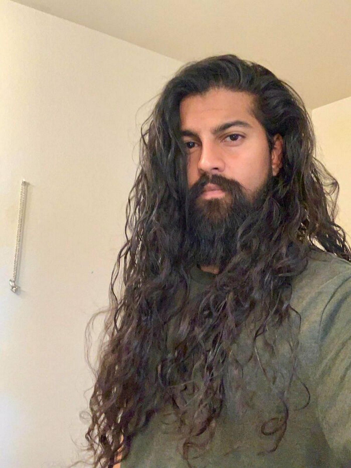 Des hommes aux cheveux longs publient des photos de leur magnifique chevelure dans ce groupe en ligne