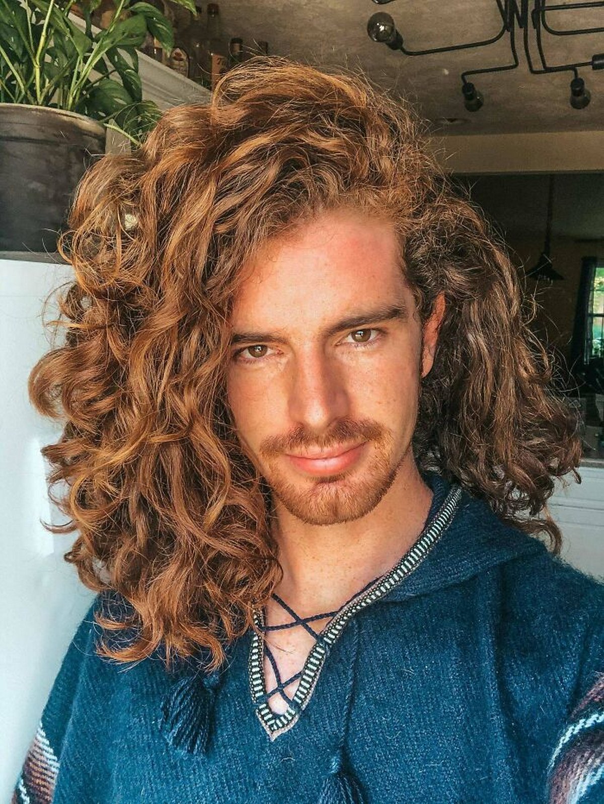 Des hommes aux cheveux longs publient des photos de leur magnifique chevelure dans ce groupe en ligne