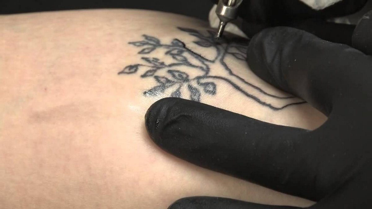 Une mère tatoue l’un de ses jumeaux pour pouvoir les différencier