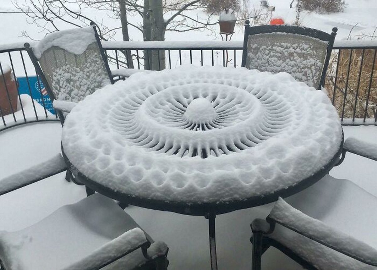 Ce motif dans la neige sur une table de patio