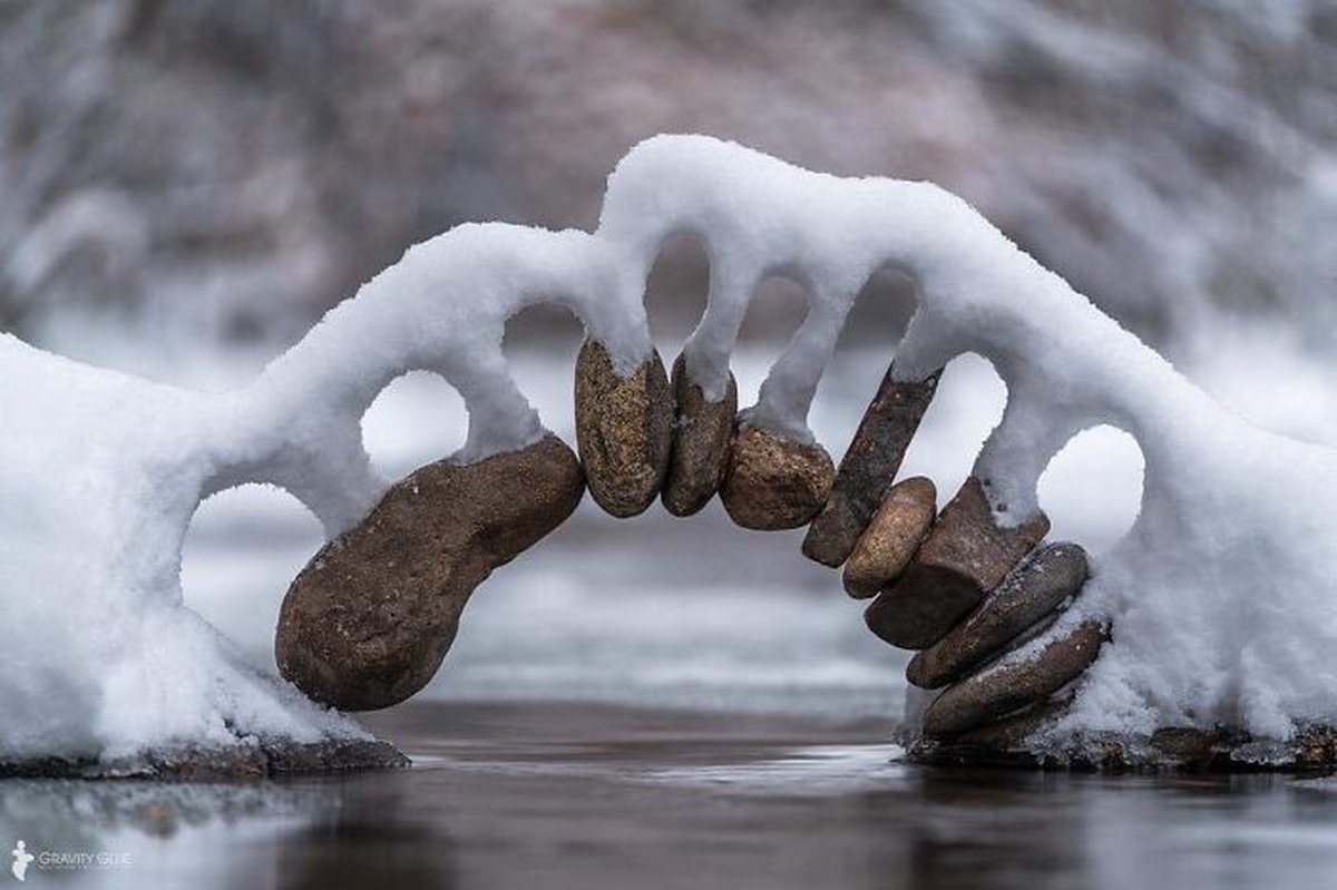 La façon dont la neige repose sur cette arche de pierre faite à la main