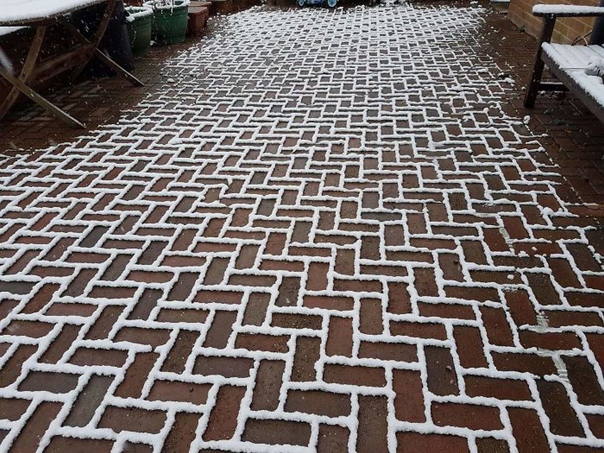 La neige s’est posée que sur le contour des briques de l'allée de mes amis