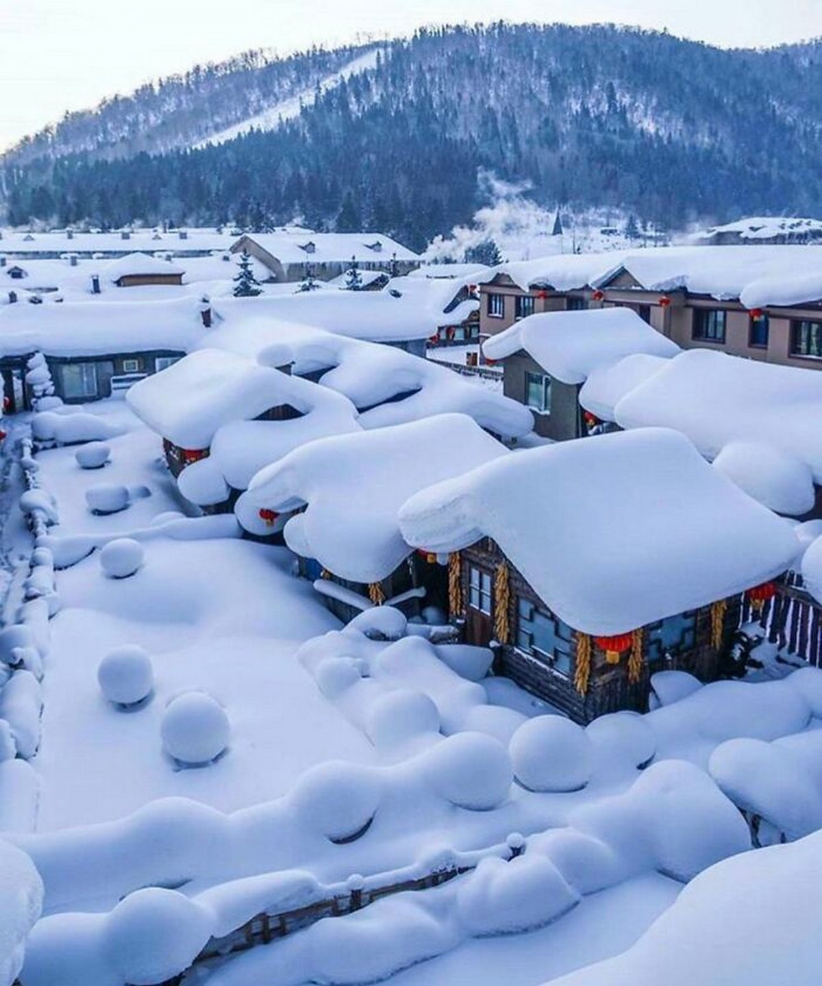La façon dont la neige s'est accumulée sur ces maisons