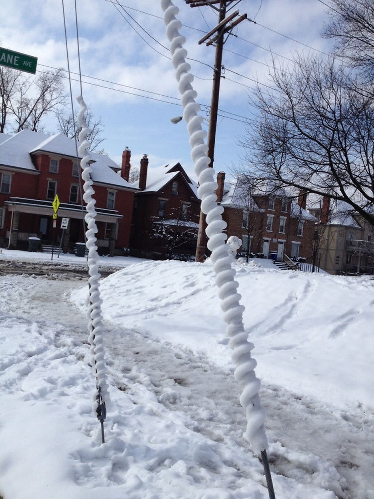 La neige a fondu et a glissé sur le fil en forme de spirale