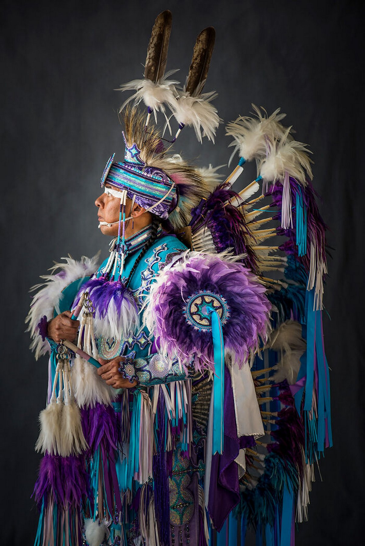 16 portraits authentiques d’Amérindiens vêtus de costumes traditionnels