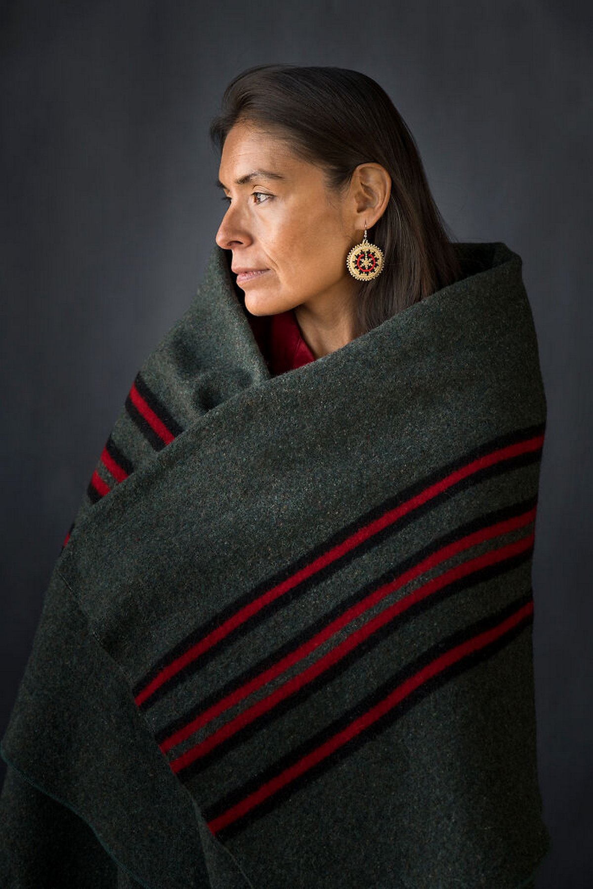 16 portraits authentiques d’Amérindiens vêtus de costumes traditionnels