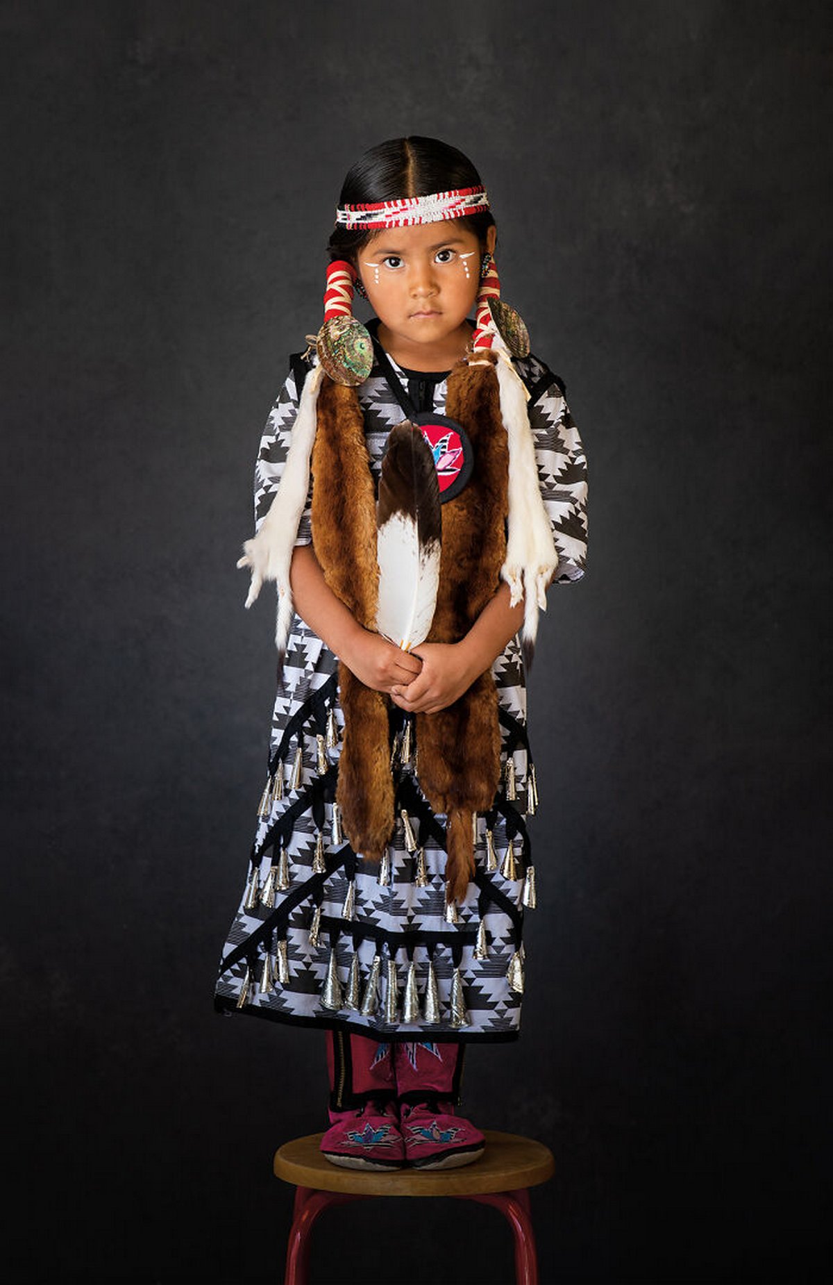 16 portraits authentiques d’Amérindiens vêtus de costumes traditionnels