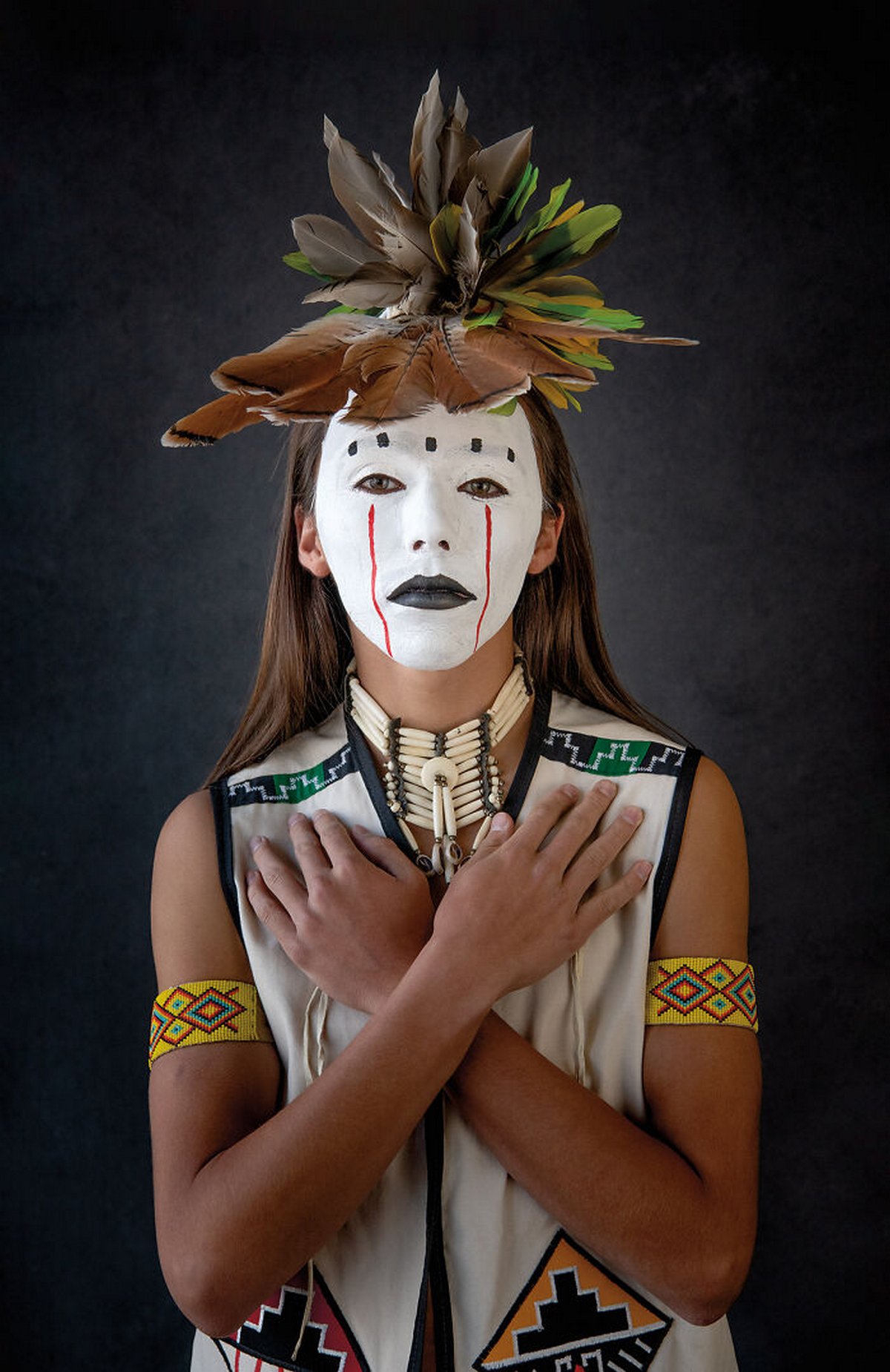 16 portraits authentiques d’Amérindiens vêtus de costumes traditionnels