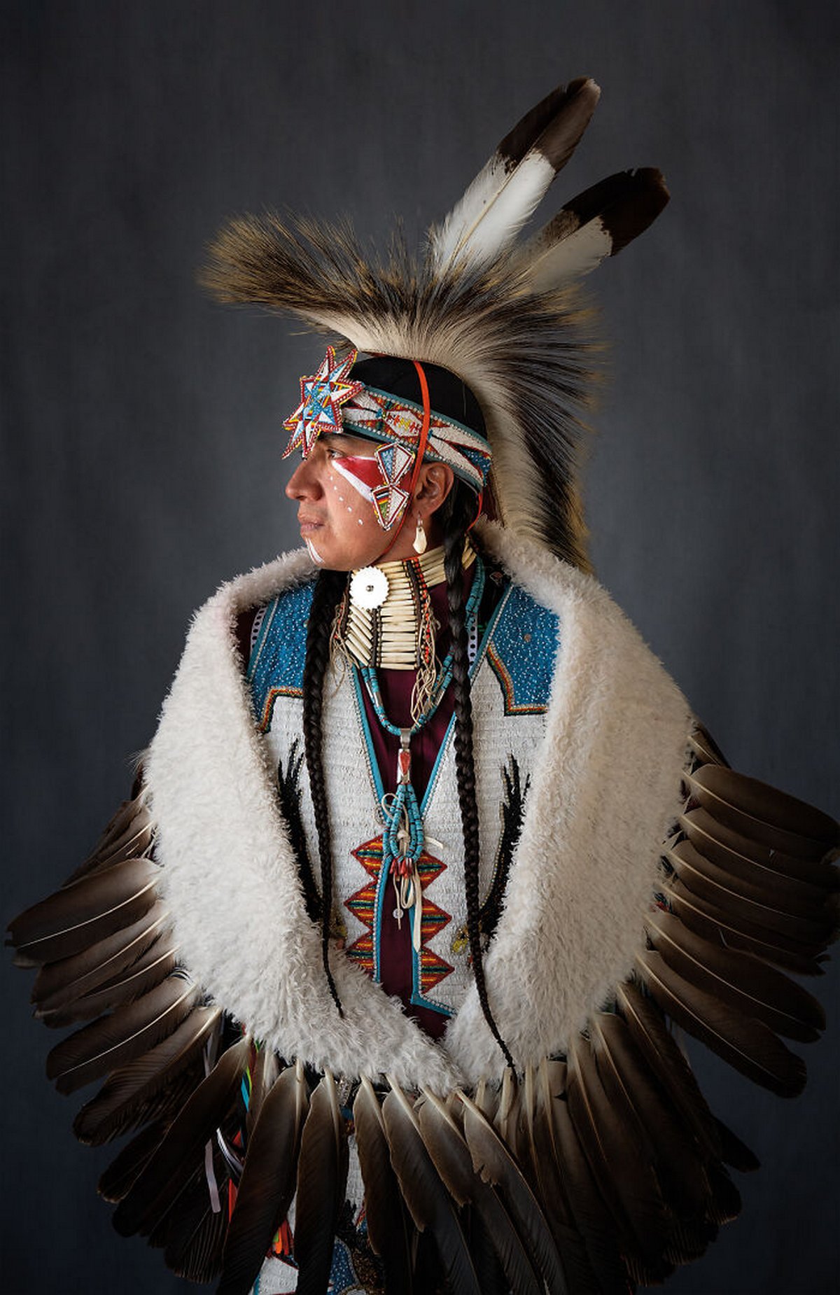 16 portraits authentiques d’Amérindiens vêtus de costumes traditionnels